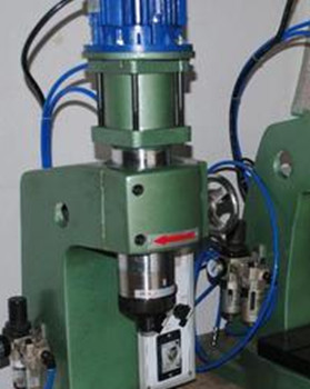 為什么氣壓鉚接機使用中鉚釘會發(fā)燙？