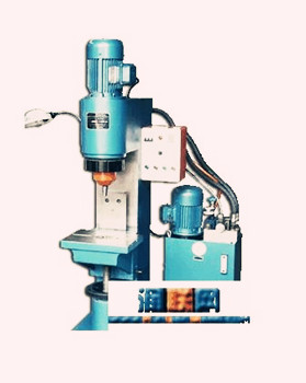 徑向鉚接機(jī)應(yīng)該如何操作？